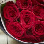 納車祝いのバラの花束を想起させる