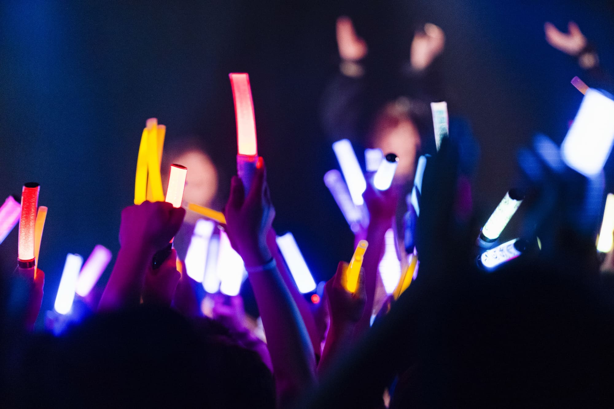 アイドルのイベントやフェスティバルでの存在感を演出